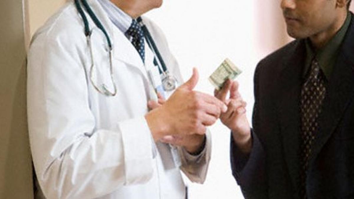 iccj medicii din spitalele publice intra in categria functionarilor publici deci pot fi inculpati