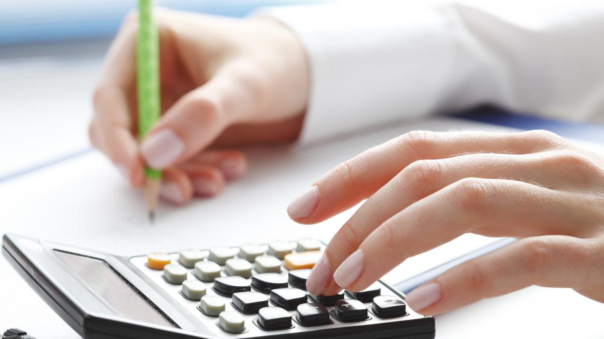 profesorii ale caror salarii au fost taiate de guvernul boc vor primi o parte din bani inapoi