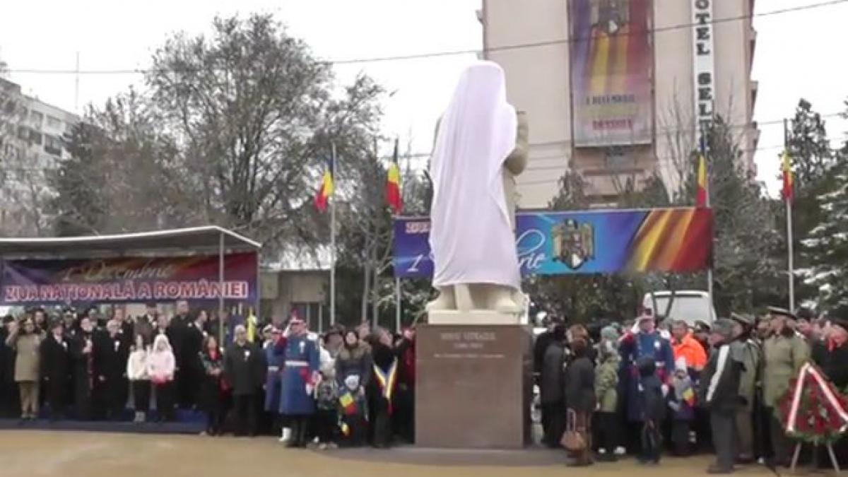 momente inedite de 1 decembrie parada militara in supermarket si statuie surpriza cu mihai viteazul