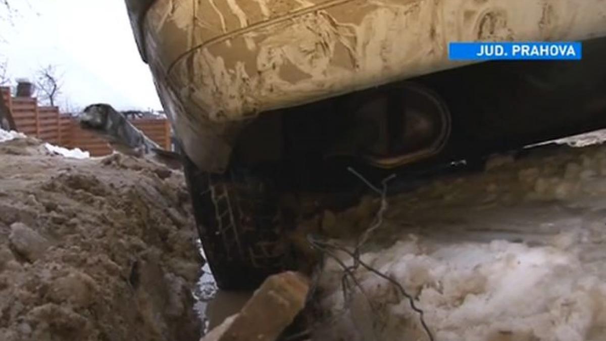 sistem de canalizare distrus dupa ce un barbat a cazut cu masina in santul adanc de cativa metri