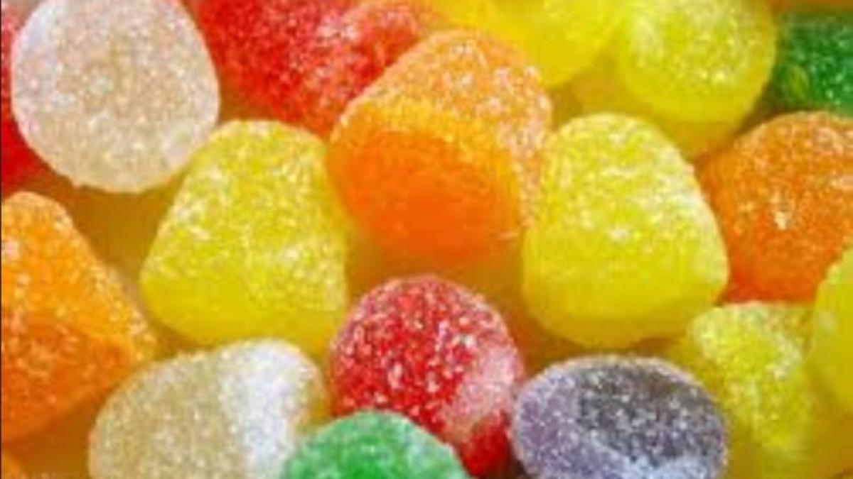 copii imbolnaviti cu cadouri dulci si expirate