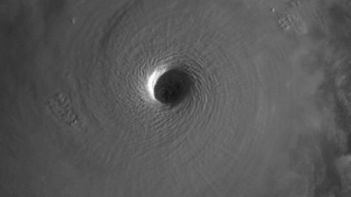 toata lumea este paralizata de frica mii de filipinezi se refugiaza din calea taifunului hagupit