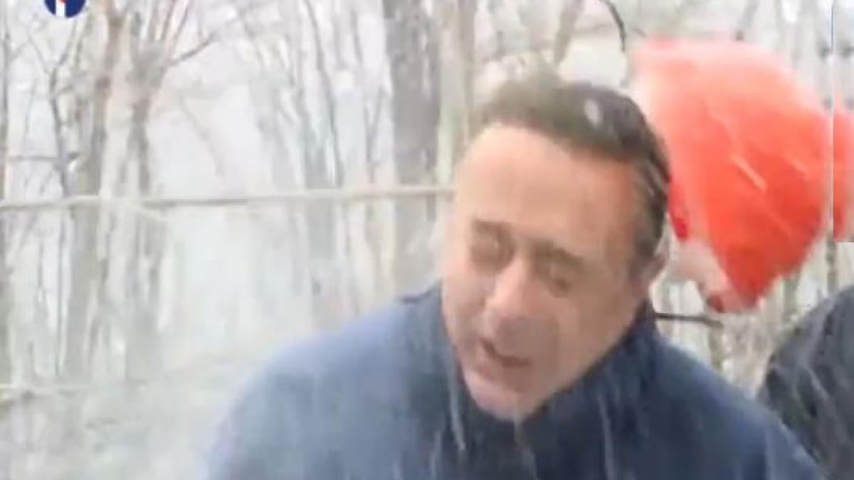 video momentul in care o bucata de gheata cade in capul ministrului sarb al energiei