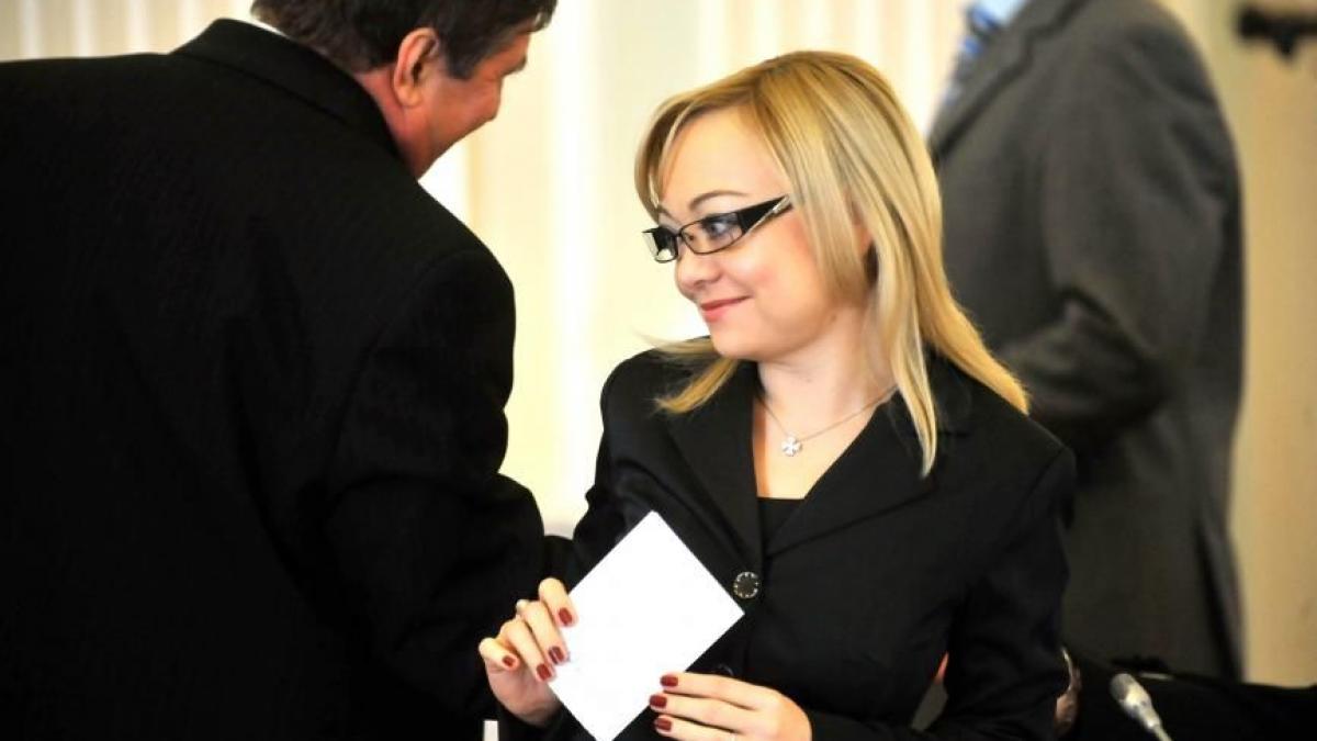 cyntia curt fost consilier al premierului boc a ramas fara functia din consiliul national de