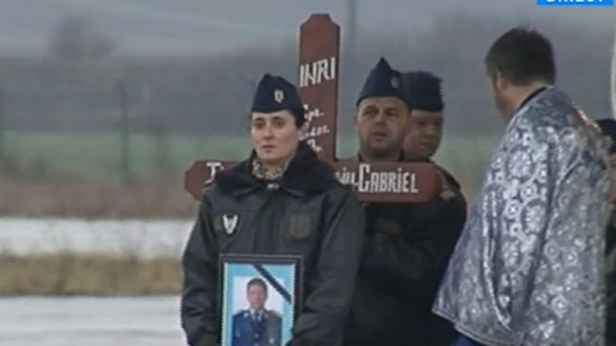 ultimul zbor al pilotului gabriel titiana colegii militari i au acordat un ultim onor capitanului