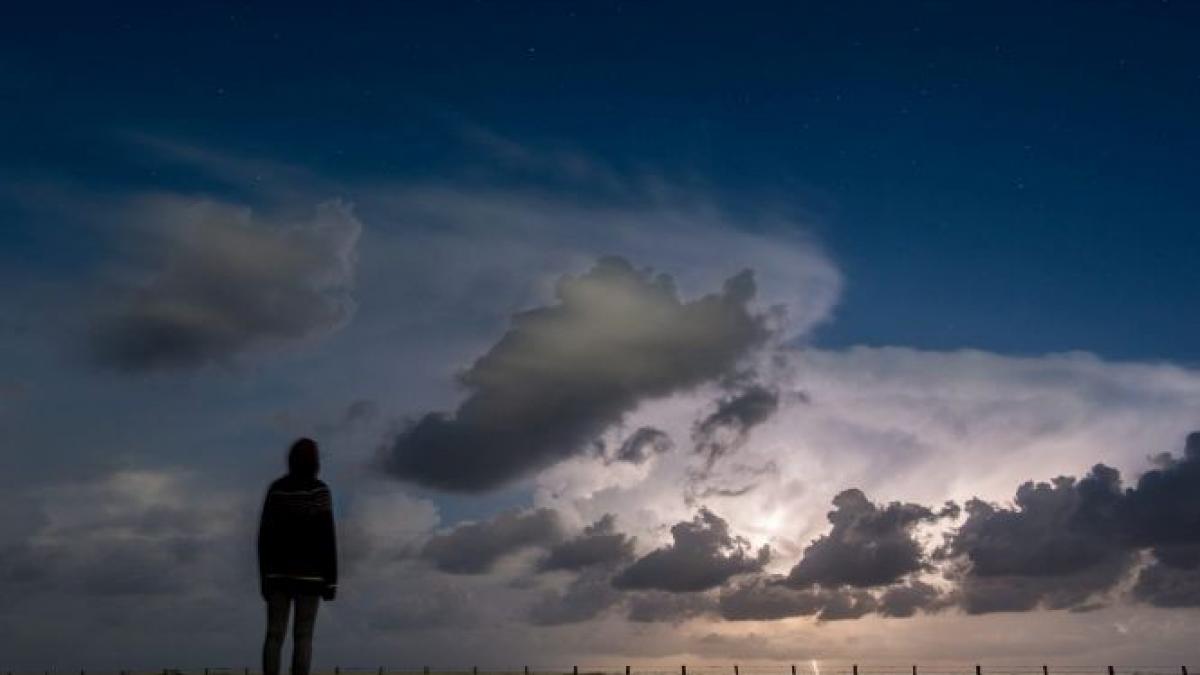 alerta de furtuni in marea britanie sunt asteptate rafale de vant de pana la 130 de kilometri pe ora