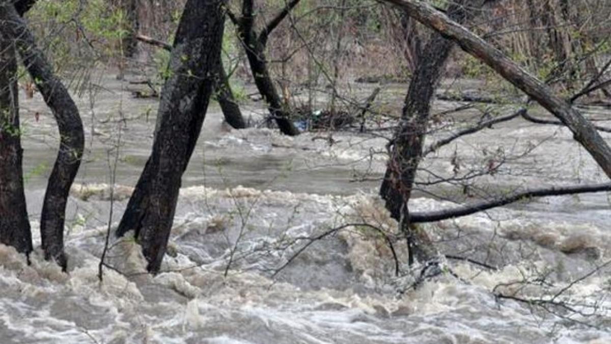 cod rosu de inundatii zeci de oameni evacuati din calea apelor