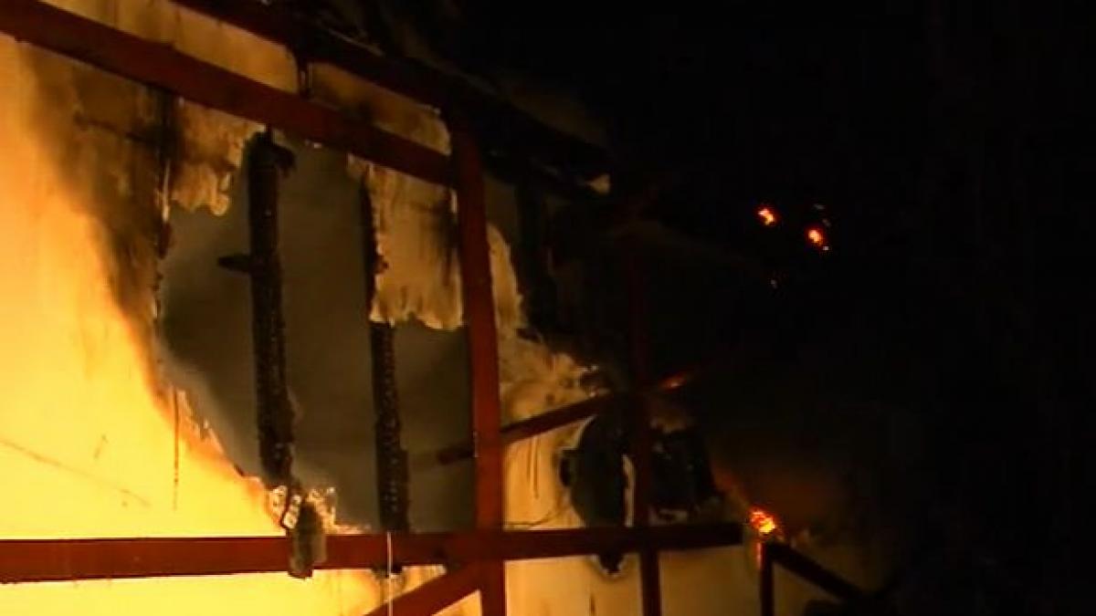 o ora ne am uitat cum a ars locuinta unei familii din comarnic s a facut scrum pompierii acuzati ca