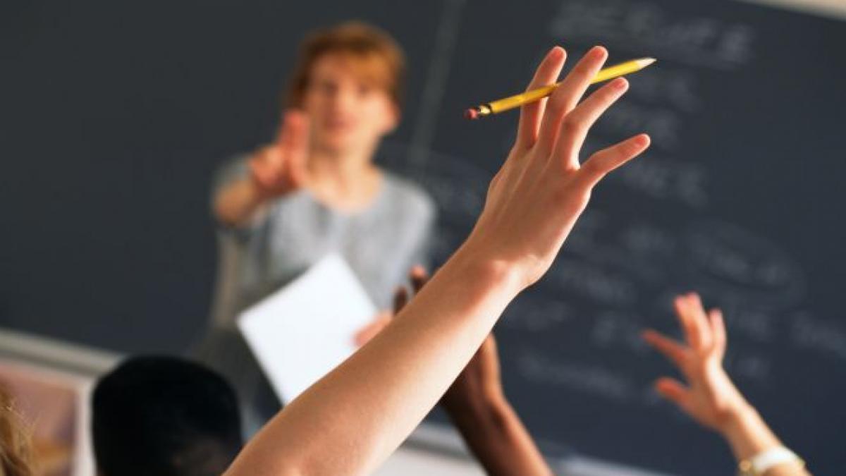 o profesoara isi da in judecata elevul pentru ca acesta i a pus piedica in clasa