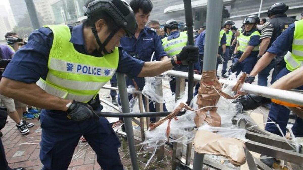 politia din hong kong a indepartat baricadele si a daramat corturile de pe strazi