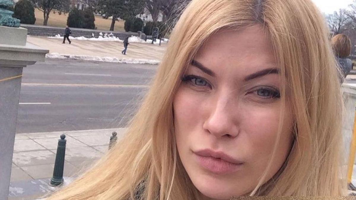 blonda care a ajuns in parlament au incercat sa o tina ascunsa pana acum