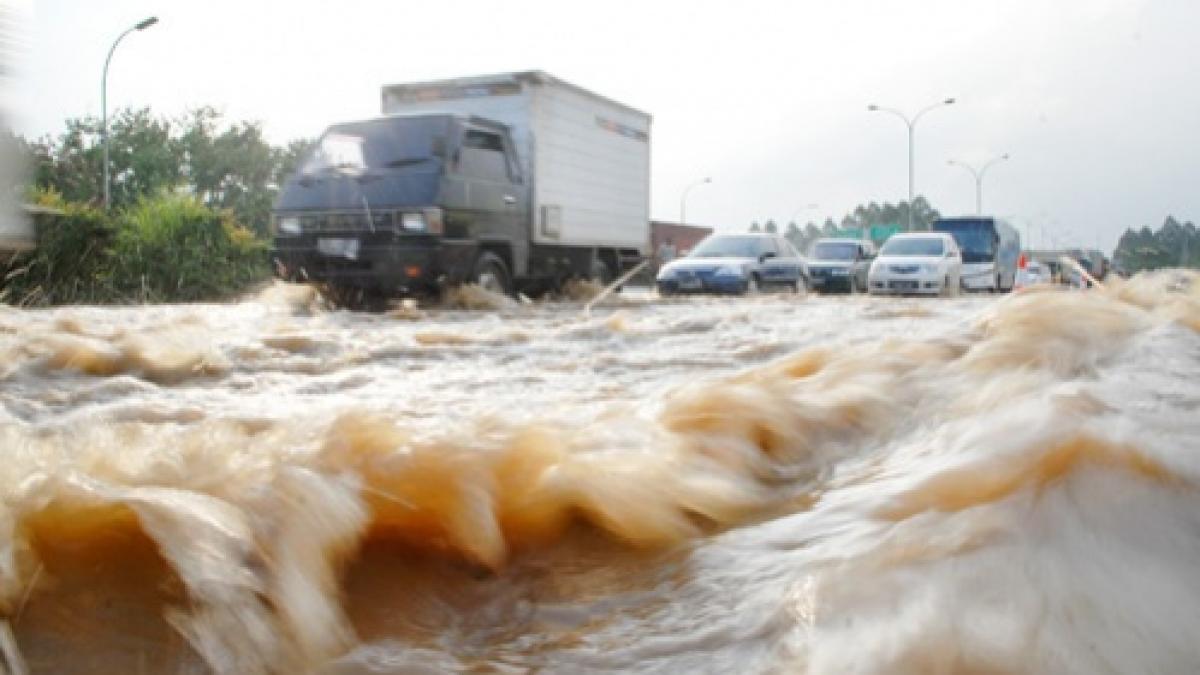 cel putin opt morti si o suta de disparuti in urma unei alunecari de teren in indonezia