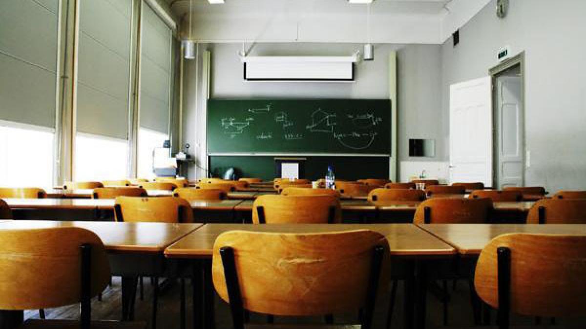 elevi obligati la ore sa cumpere cartea profesorului in bucuresti cazul a ajuns pe masa