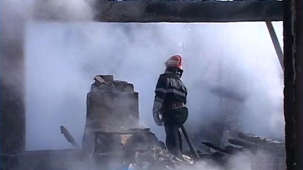 o batrana a fost gasita moarta in casa dupa stingerea unui incendiu