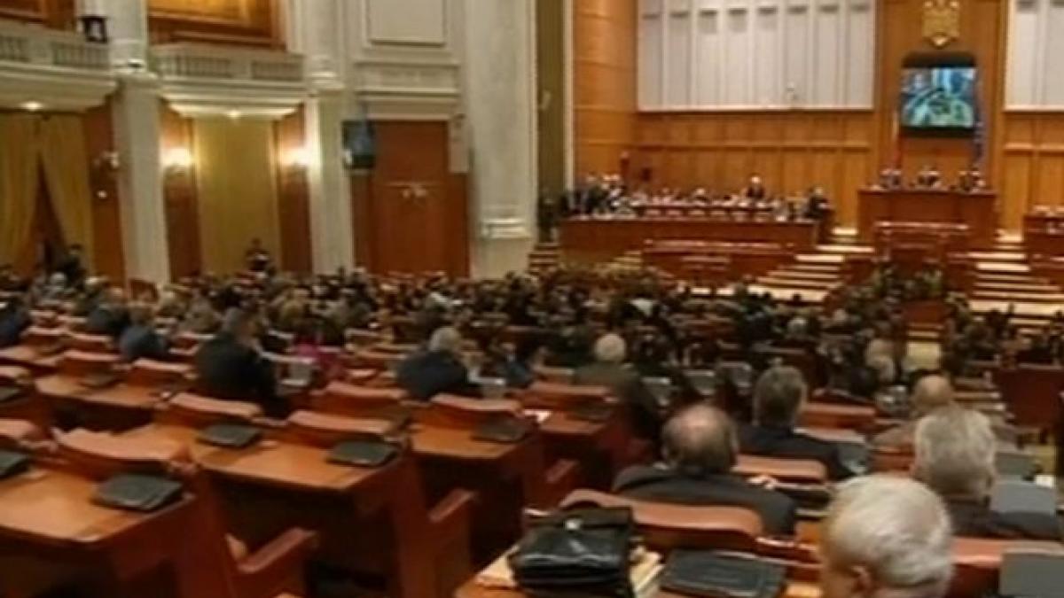 parlamentarii au muncit doua luni pe an un total de 280 de ore de 10 ori mai putin decat un
