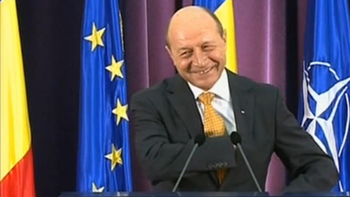 traian basescu si a decorat medicul de familie