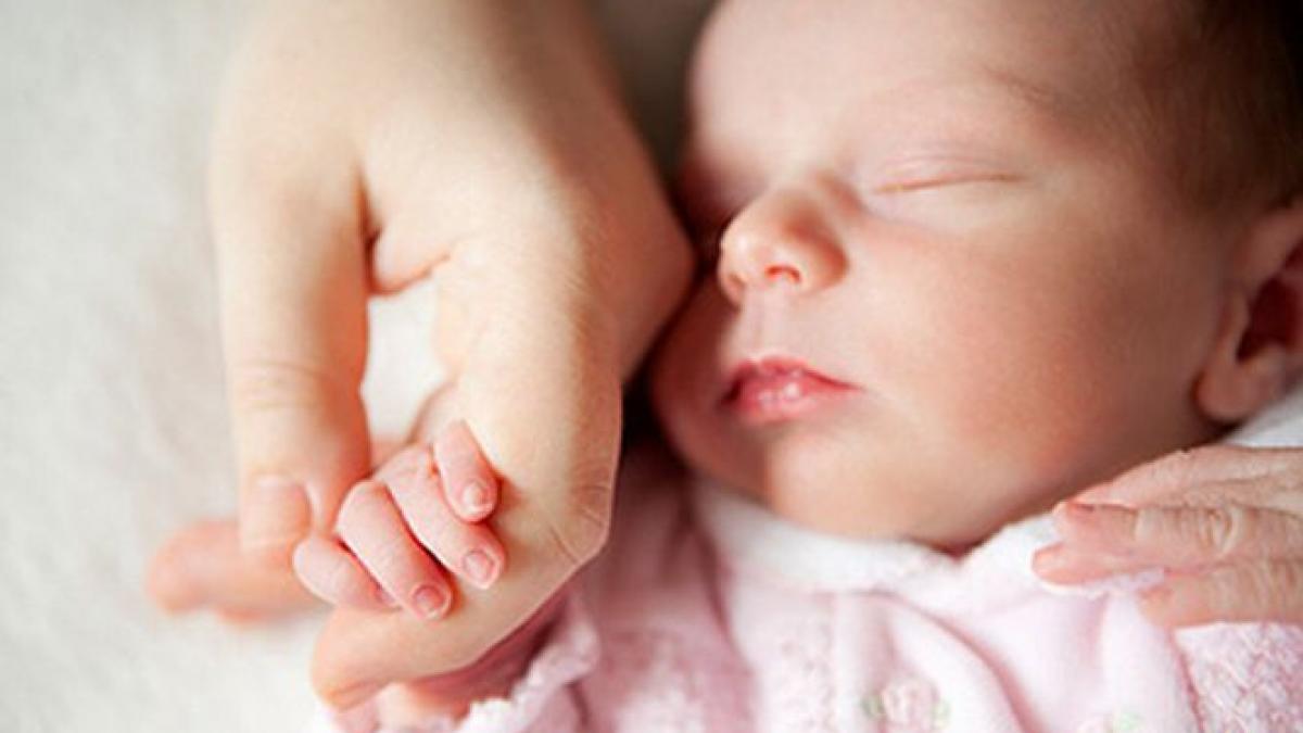 un copil a adus pe lume un alt copil o romanca de 11 ani a nascut intr un spital din grecia