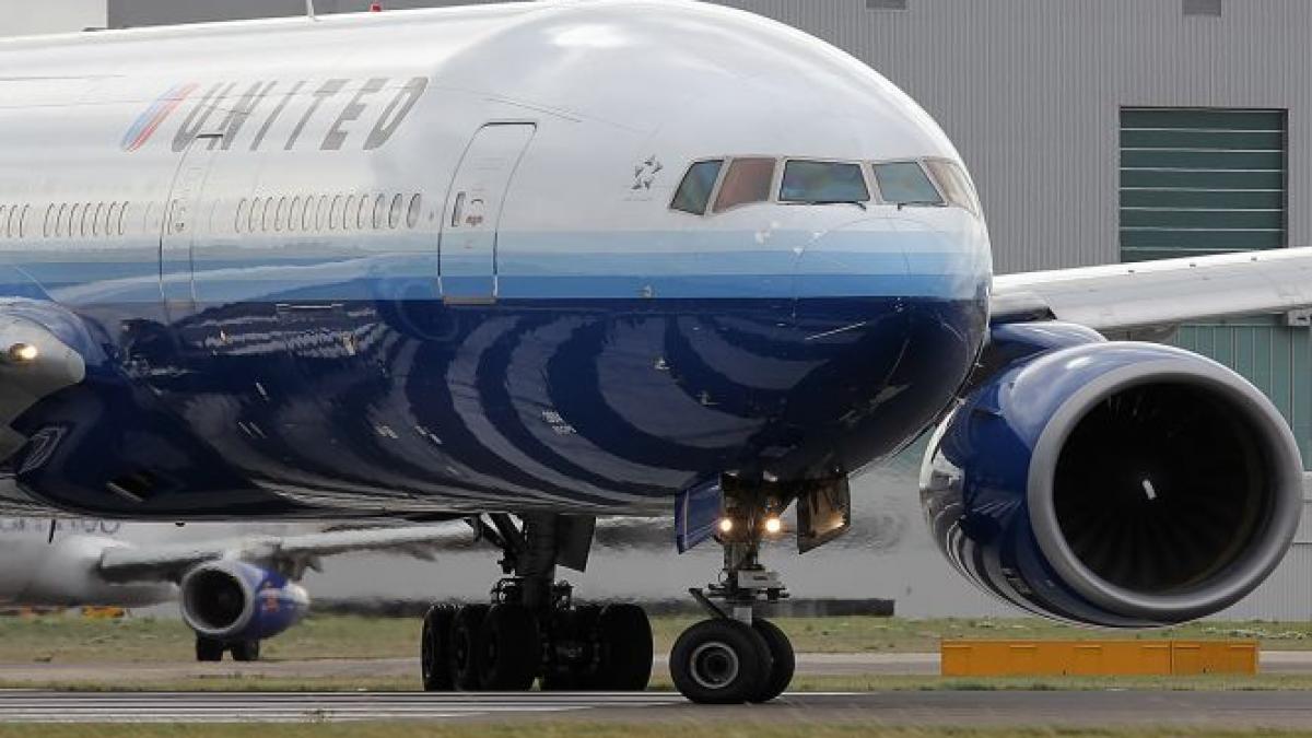 un avion united airlines s a intors pe aeroportul heathrow dupa 4 ore de survol in spatiul aerian