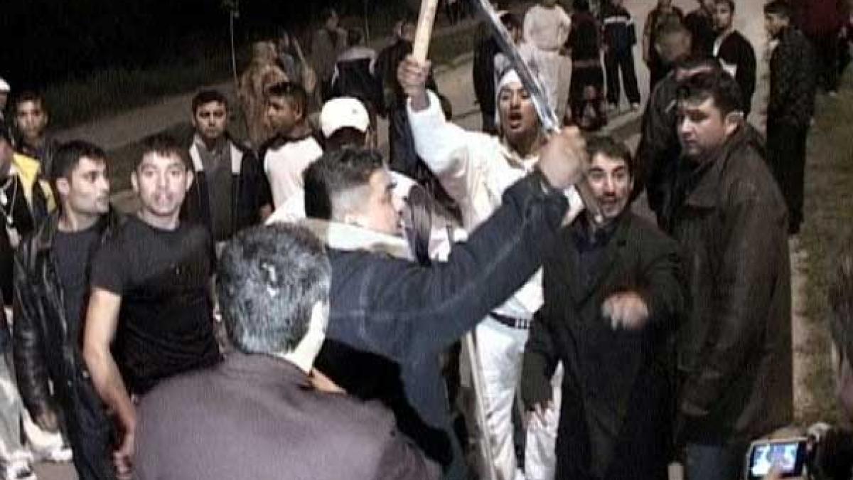 bataie intre doua clanuri de interlopi zeci de persoane s au luptat cu sabii si bate in centrul