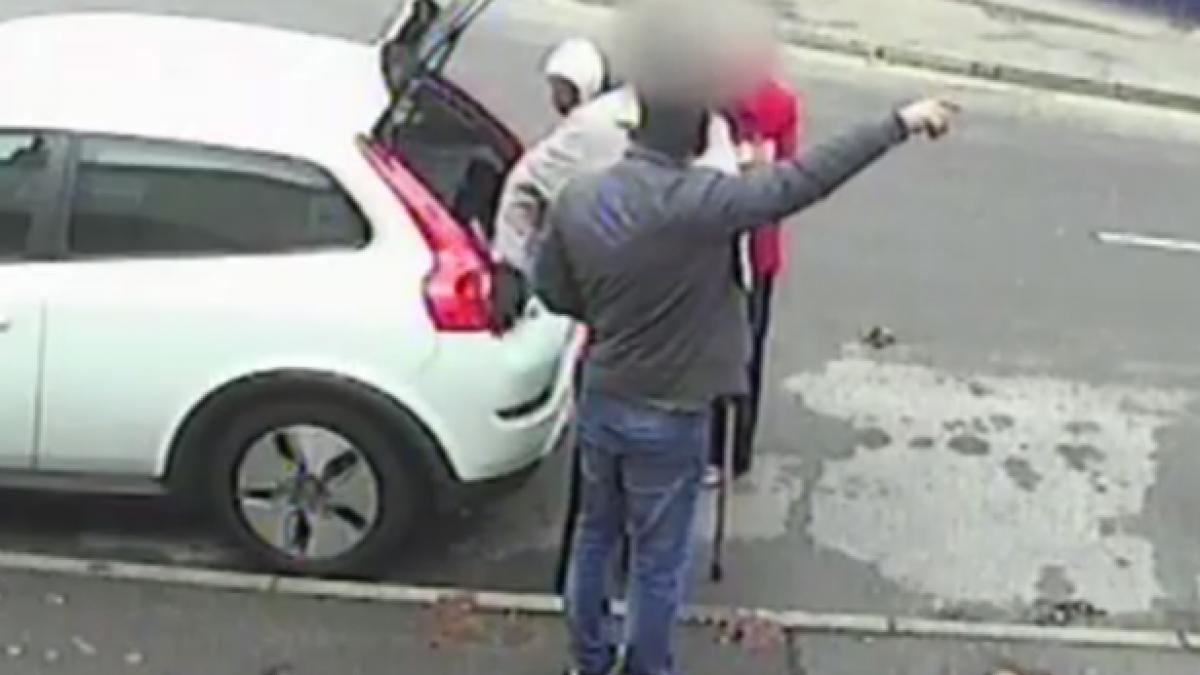 doi hoti fara inima au fost filmati in timp ce jefuiau doi batranei speram sa ii prindem cat mai