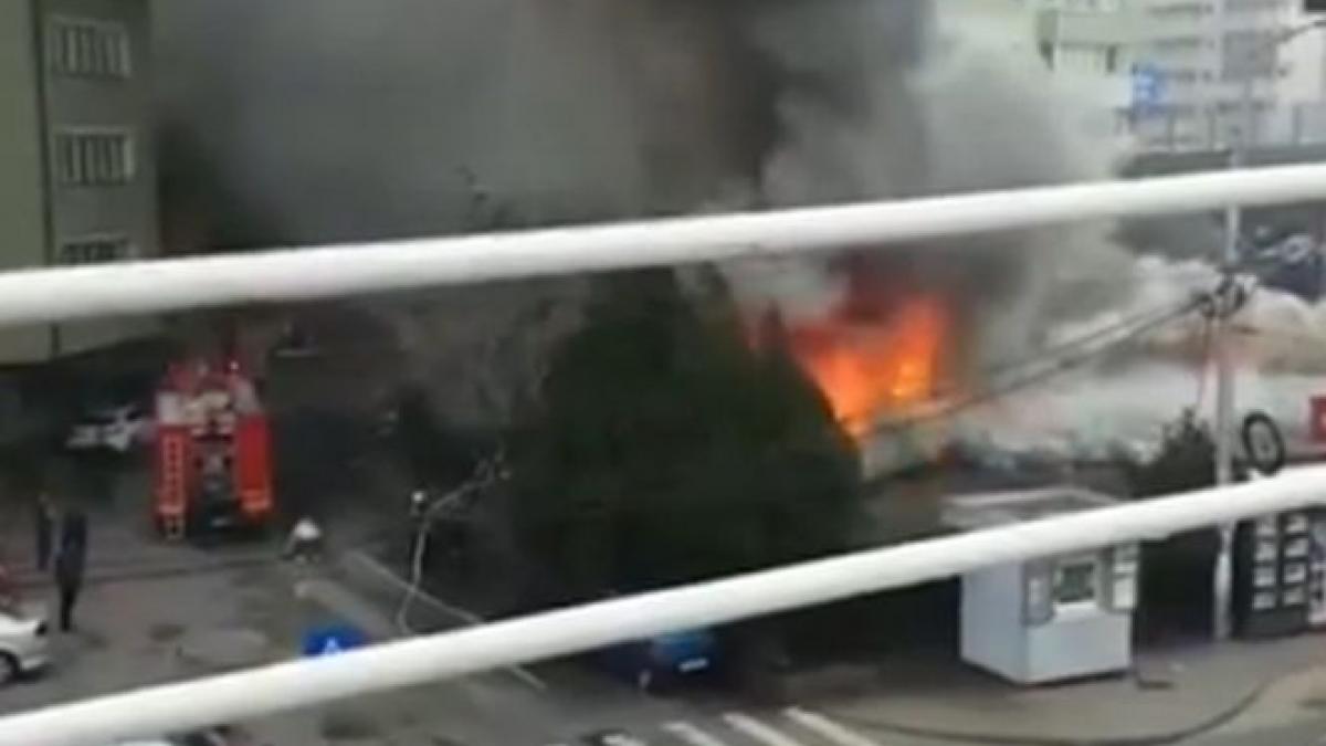 incendiu puternic in sectorul 1 al capitalei pompierii au avut nevoie de noua autospeciale pentru a