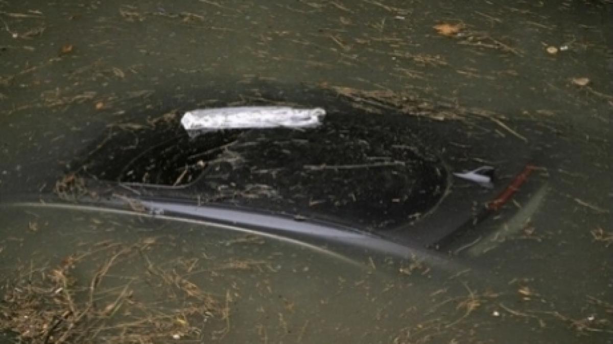 trei tineri au fost la un pas de moarte dupa ce au plonjat cu masina in lacul lebada din pantelimon