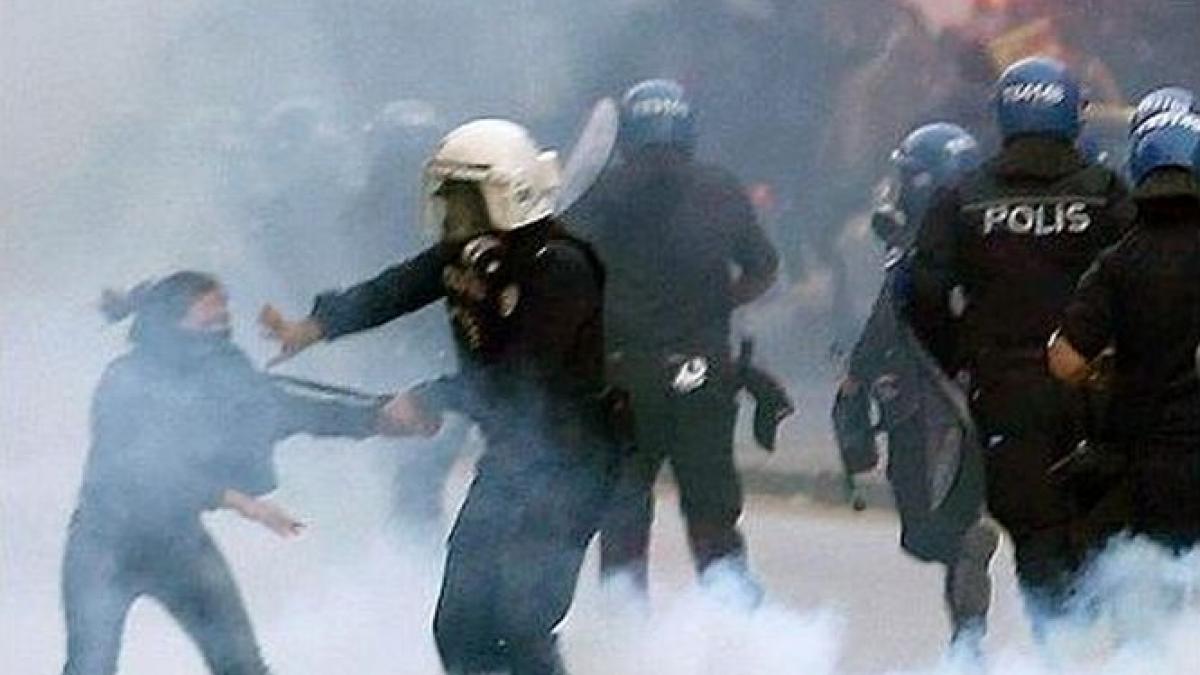 un protest al profesorilor turci a degenerat in confruntari violente cu politia