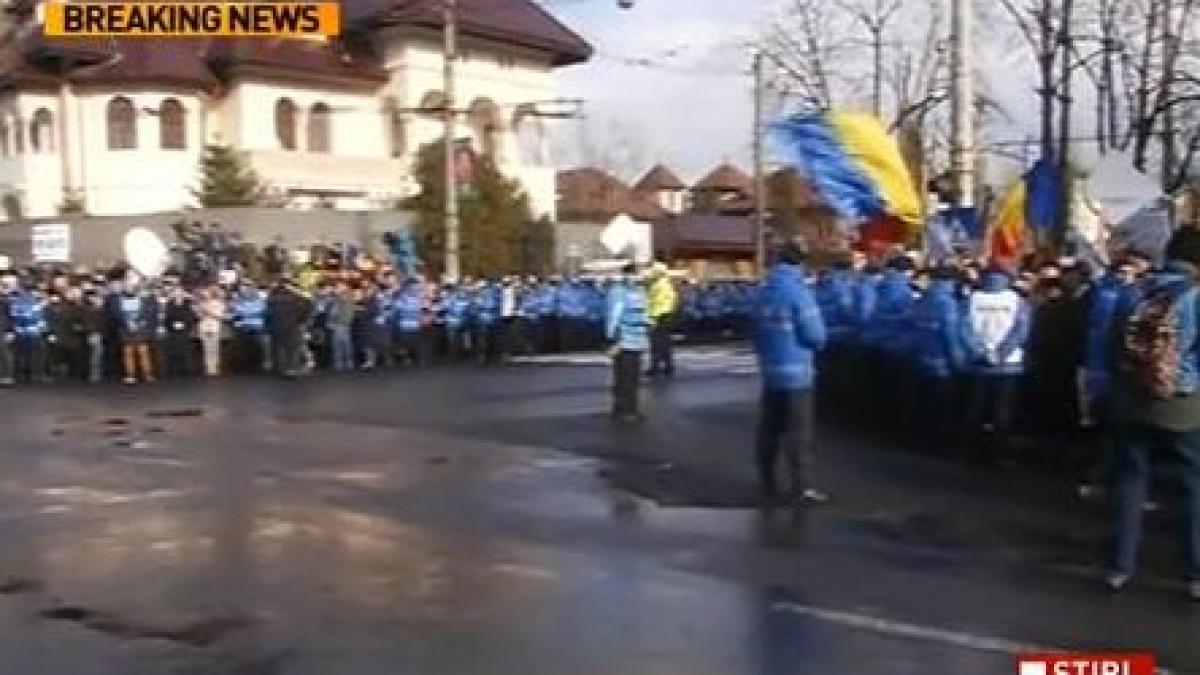 traian basescu huiduit la plecarea de la palatul cotroceni