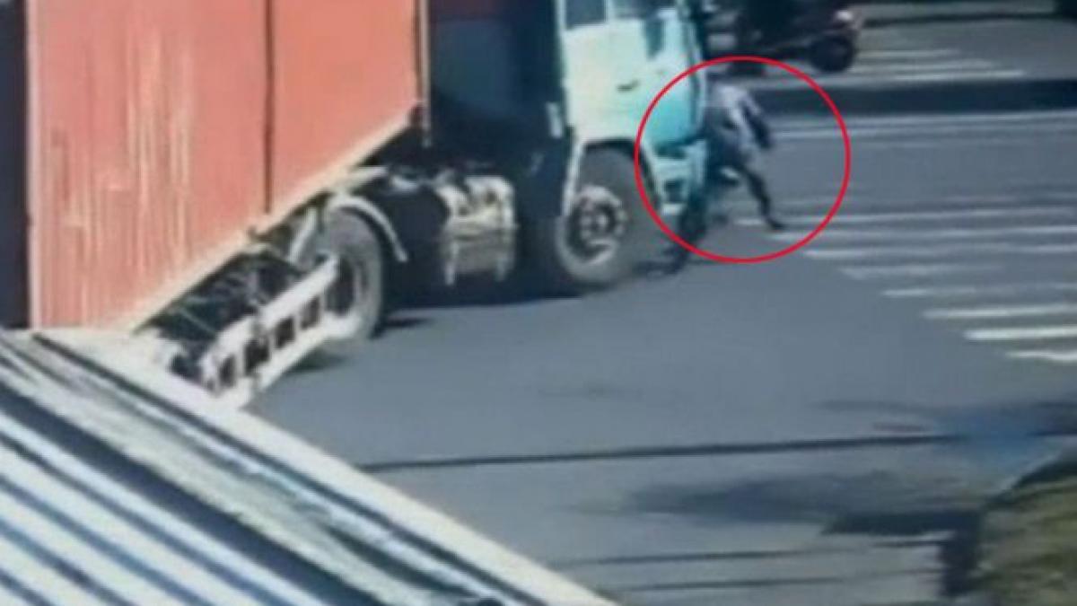 incredibil a scapat cu viata dupa ce un camion greu a trecut peste el video