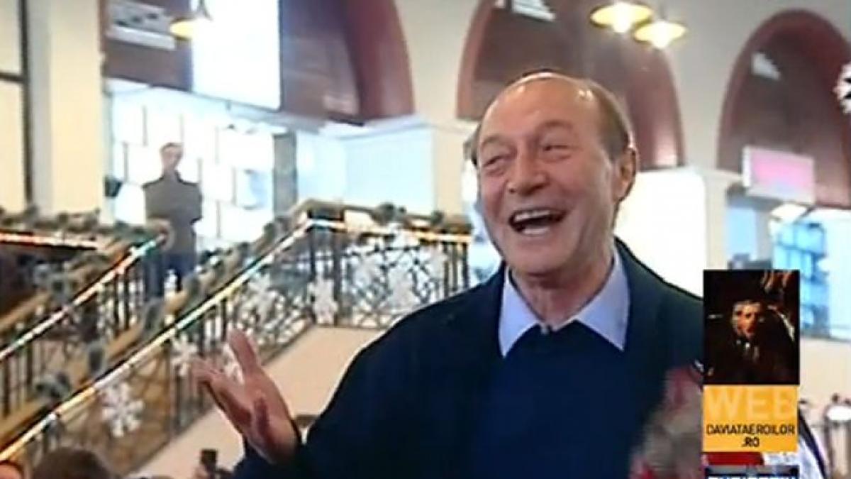 traian basescu la berarie urcat pe mese dupa terminarea mandatului