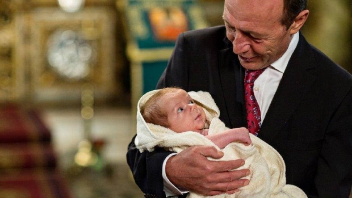 imaginea postata de fostul presedinte pe facebook traian basescu s a fotografiat cu nepotelul in
