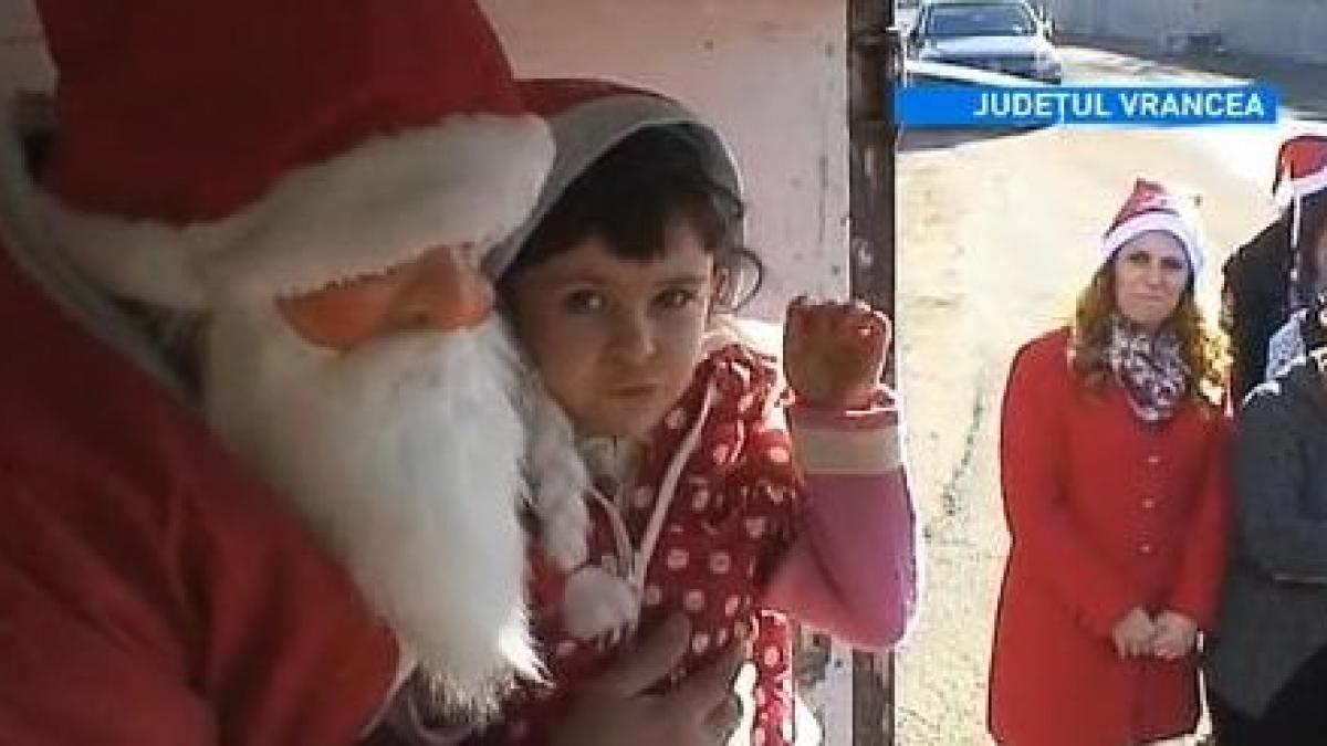 caravana lui mos craciun bucurie pentru sute de copii dintr o localitate vranceana