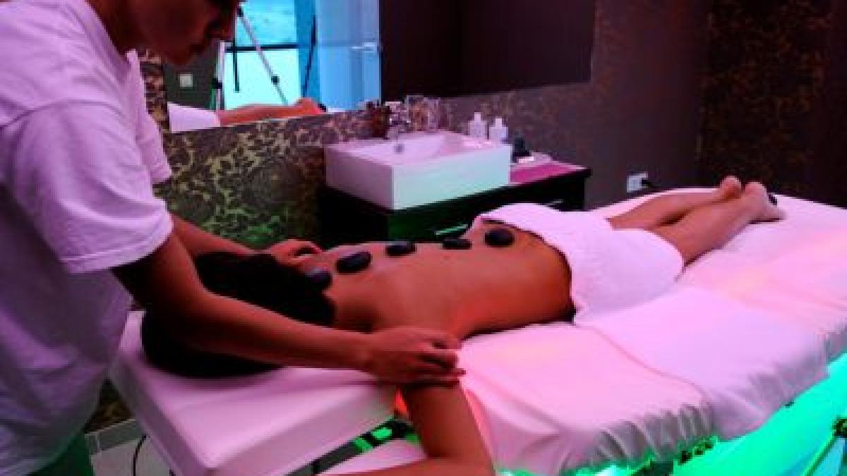 carnatii fripturile si sarmalele infulecate s au topit la sauna sute de romani au petrecut prima zi