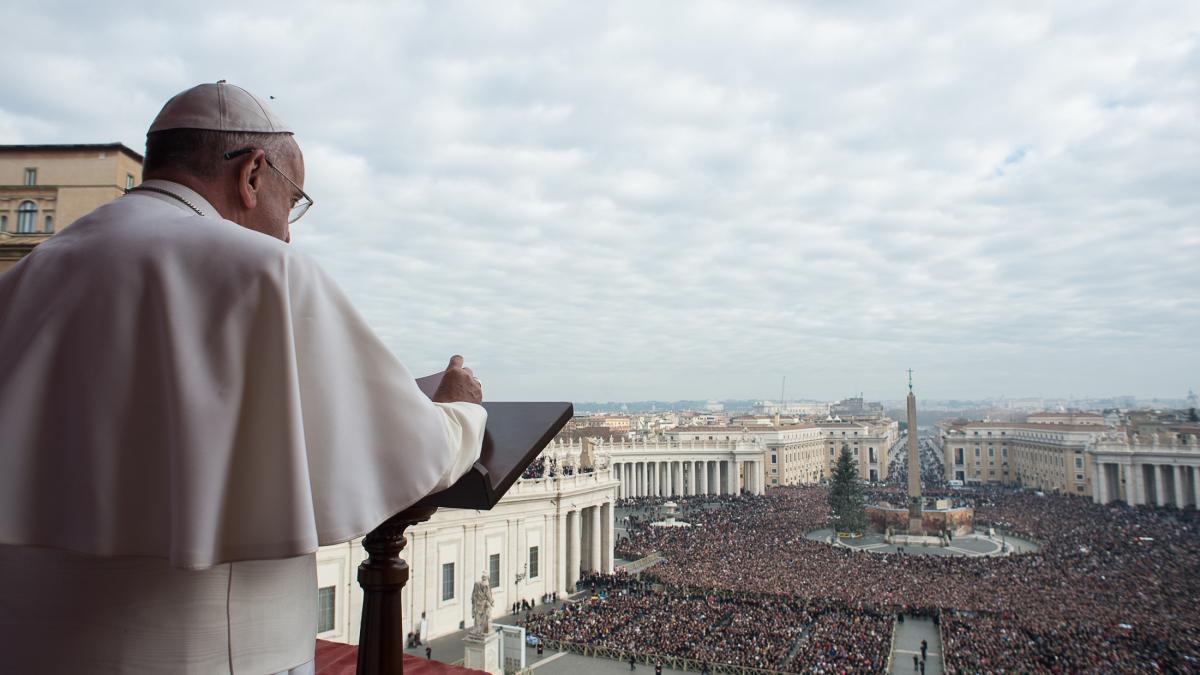 ebola si situatia din ucraina printre temele atinse de papa francisc in mesajul de craciun