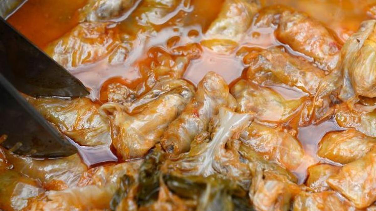 sute de pitesteni au iesit in strada pentru sarmale si tuica