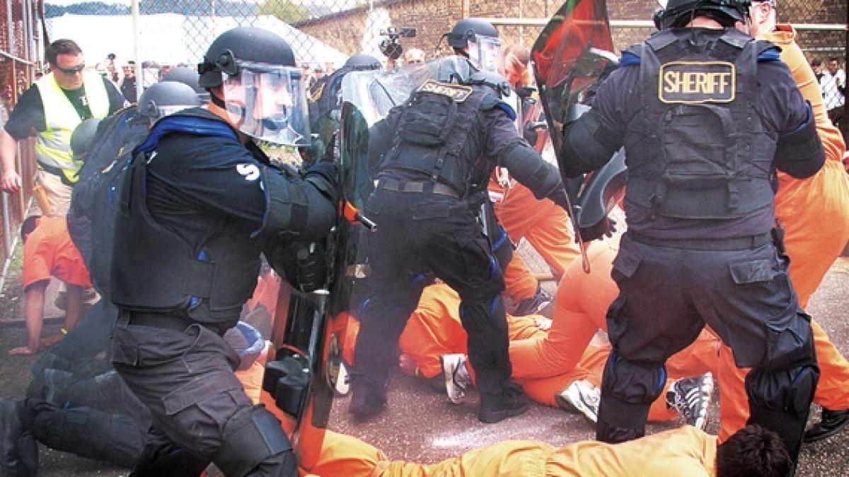 sapte politisti luati ostatici de prizonierii unei inchisori este a doua revolta a detinutilor