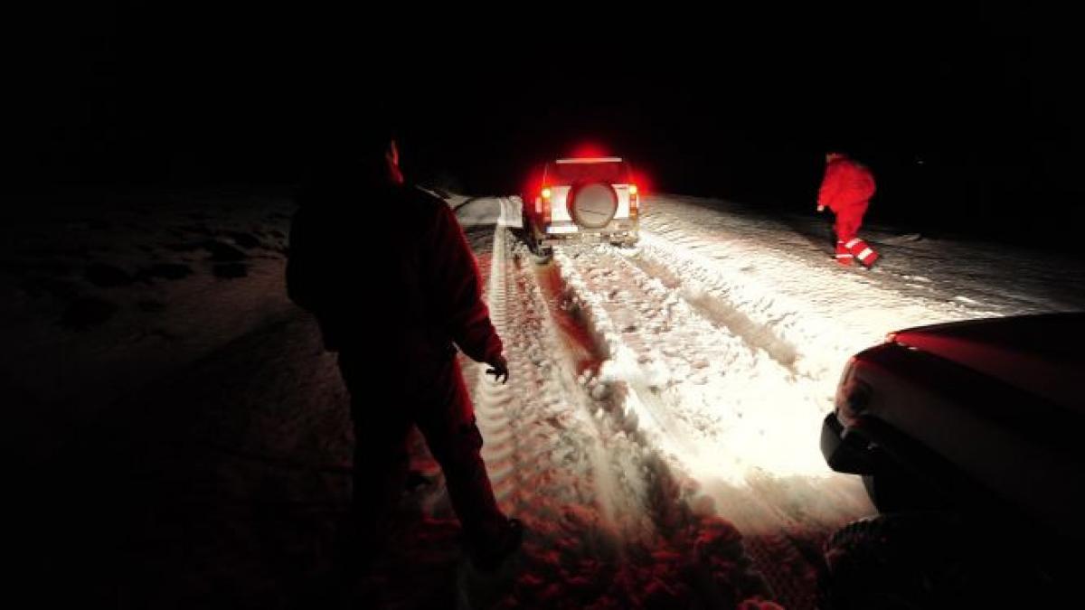 zeci de gravide in pericol din cauza ninsorilor s a intervenit cu ambulante cu senilate sau chiar