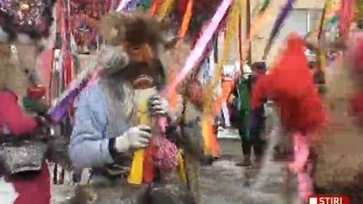 noul an anuntat cu talangi masti si costume