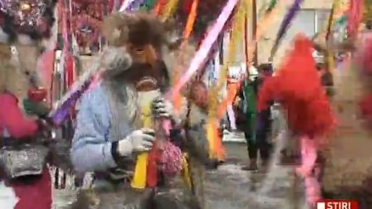 noul an anuntat cu talangi masti si costume