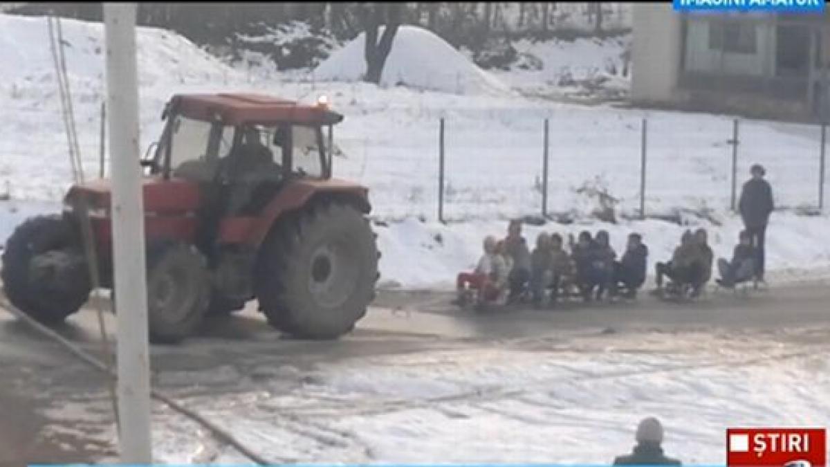 distractie periculoasa sanii trase de un tractor pe strazile unei localitati din mehedinti