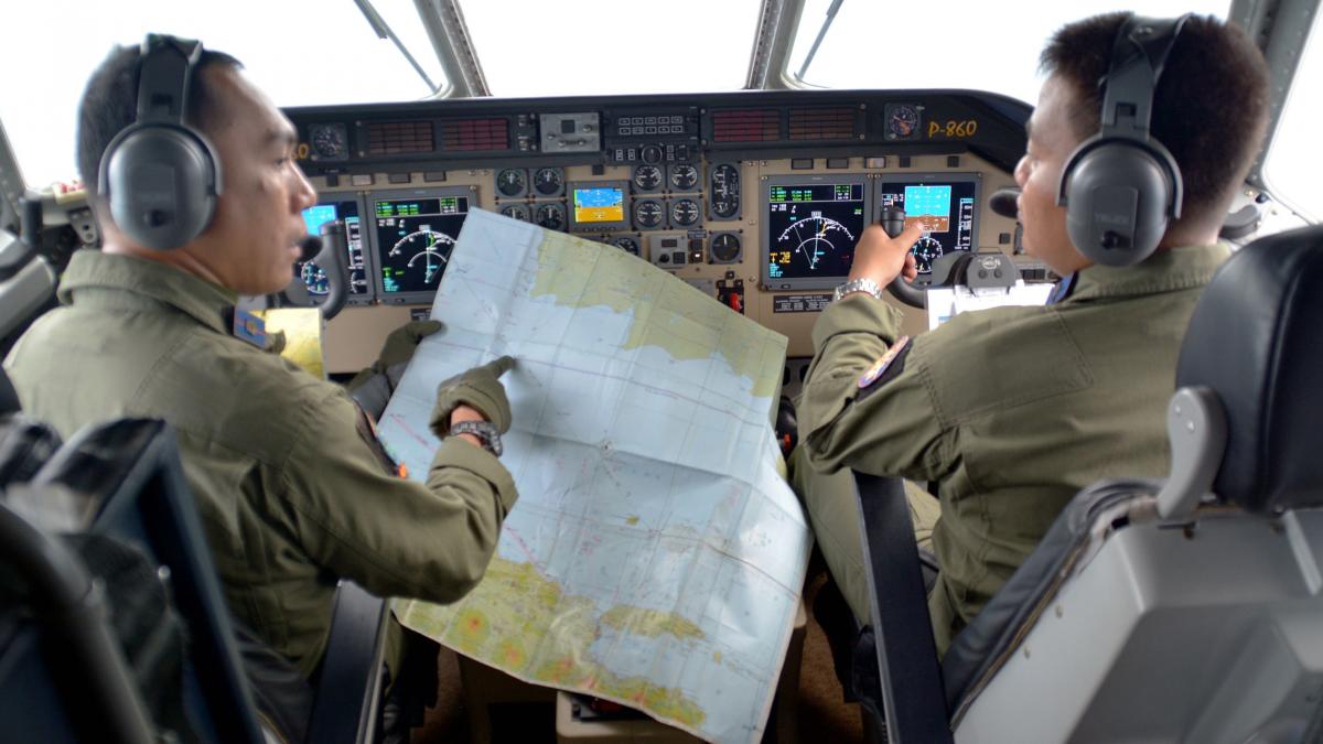 doua parti mari din avionul airasia scufundat cu 162 de persoane la bord au fost gasite pe fundul