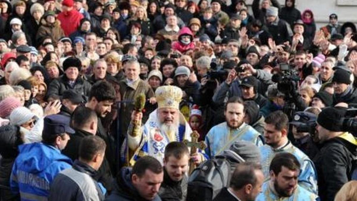 munti de sticle pentru boboteaza peste 130 000 de sticle pregatite pentru agheasma la constanta