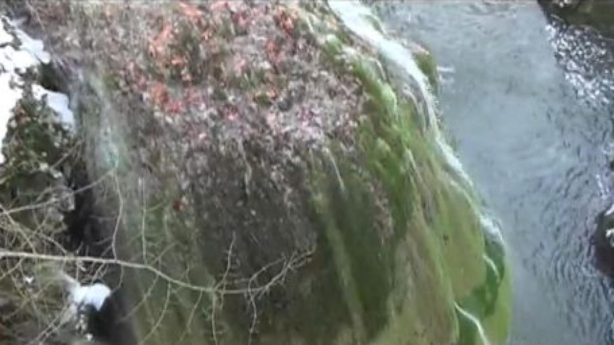 spectacol de gheata la faimoasa cascada bigar