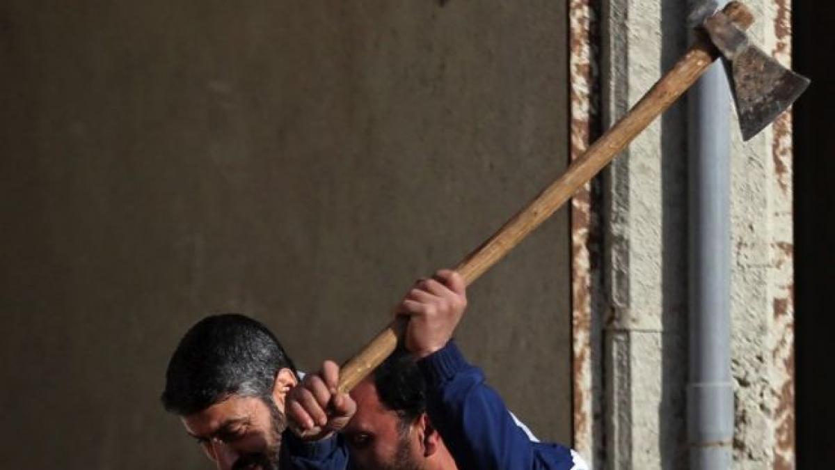 cruzime fara margini si a lovit iubita cu toporul pana a lasat o intr o balta de sange copiii