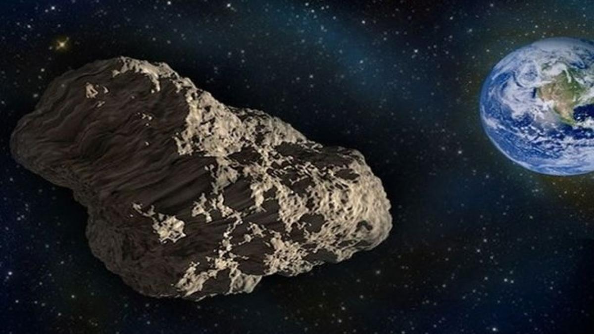 fiti cu ochii pe cer un asteroid periculos se apropie de pamant