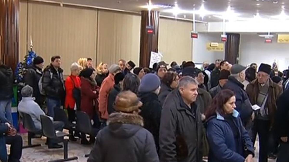 buluc la plata taxelor si impozitelor sute de oameni s au ingramadit sa si plateasca darile