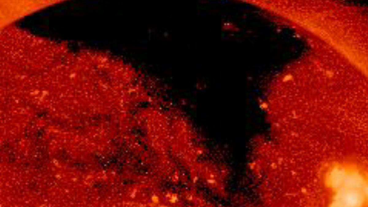 Корональные дыры на солнце. Корональные стримеры. Солнечная дыра. Корональные дыры на солнце. Корональная дыра опасно ли.