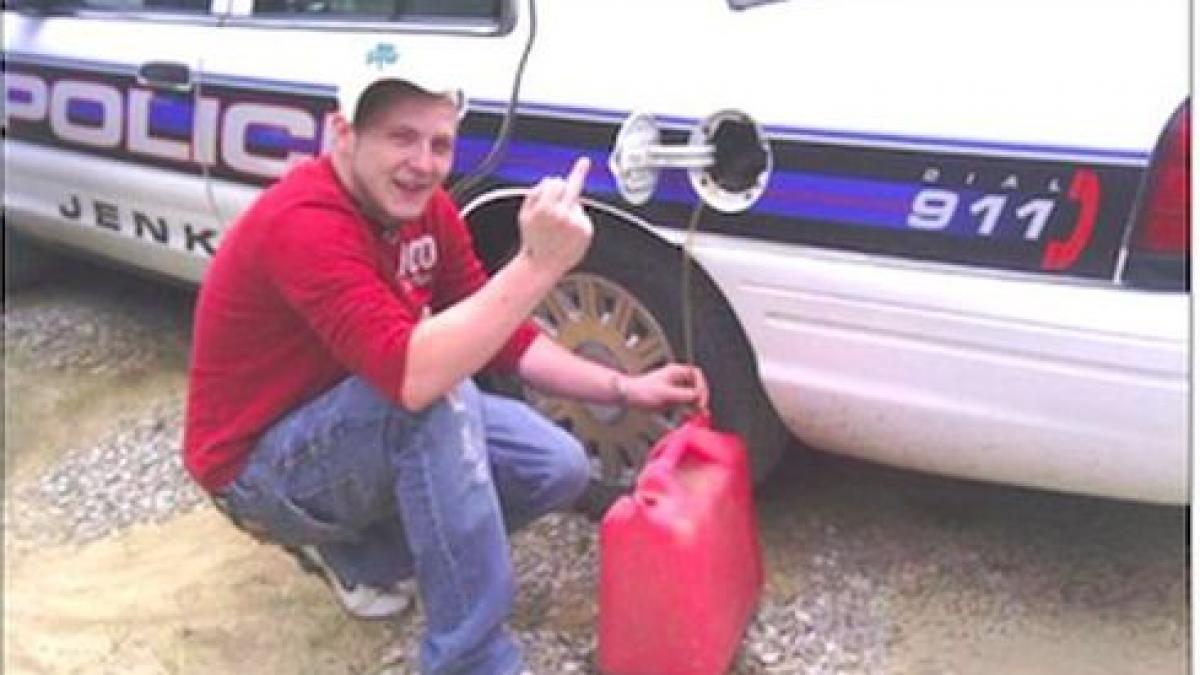 si a facut poza asta apoi a postat imaginea pe facebook ce a urmat pare desprins din filme