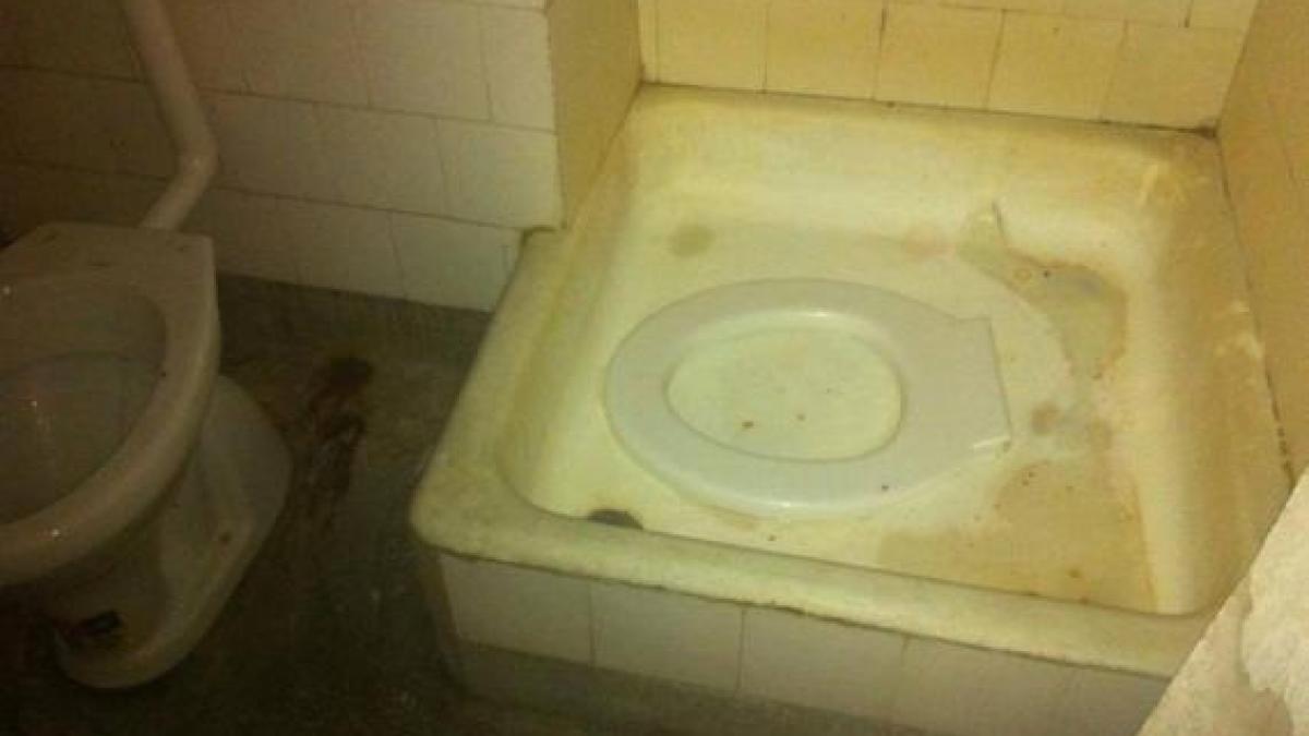 cel mai mare centru medical din oltenia este o ruina mucegai mizerie paianjeni si igrasie