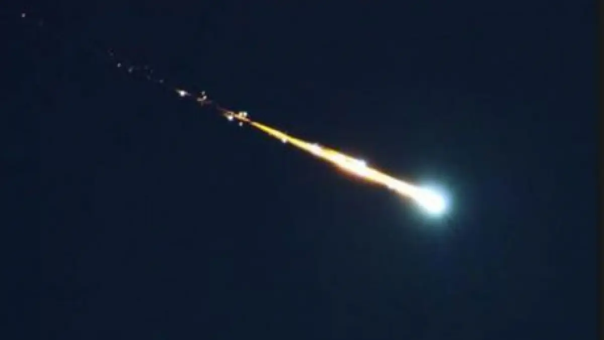 imagini spectaculoase un meteor a aparut deasupra romaniei